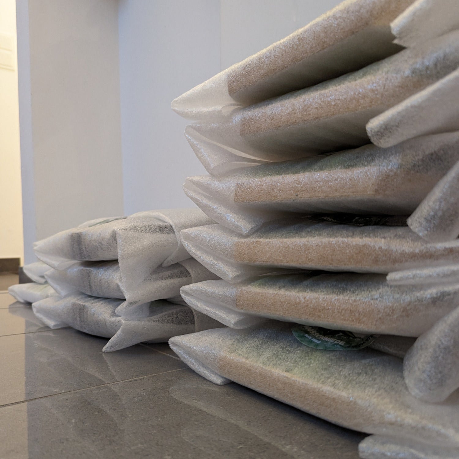 Sicher verpackte, handgefertigte Moosbilder von MoosSchmiede bereit für den Versand