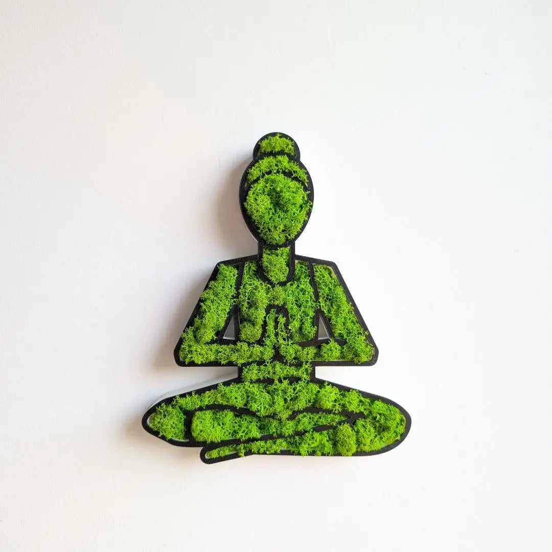Yoga Meditation Figur gefüllt mir Islandmoos auf weißen Hintergrund