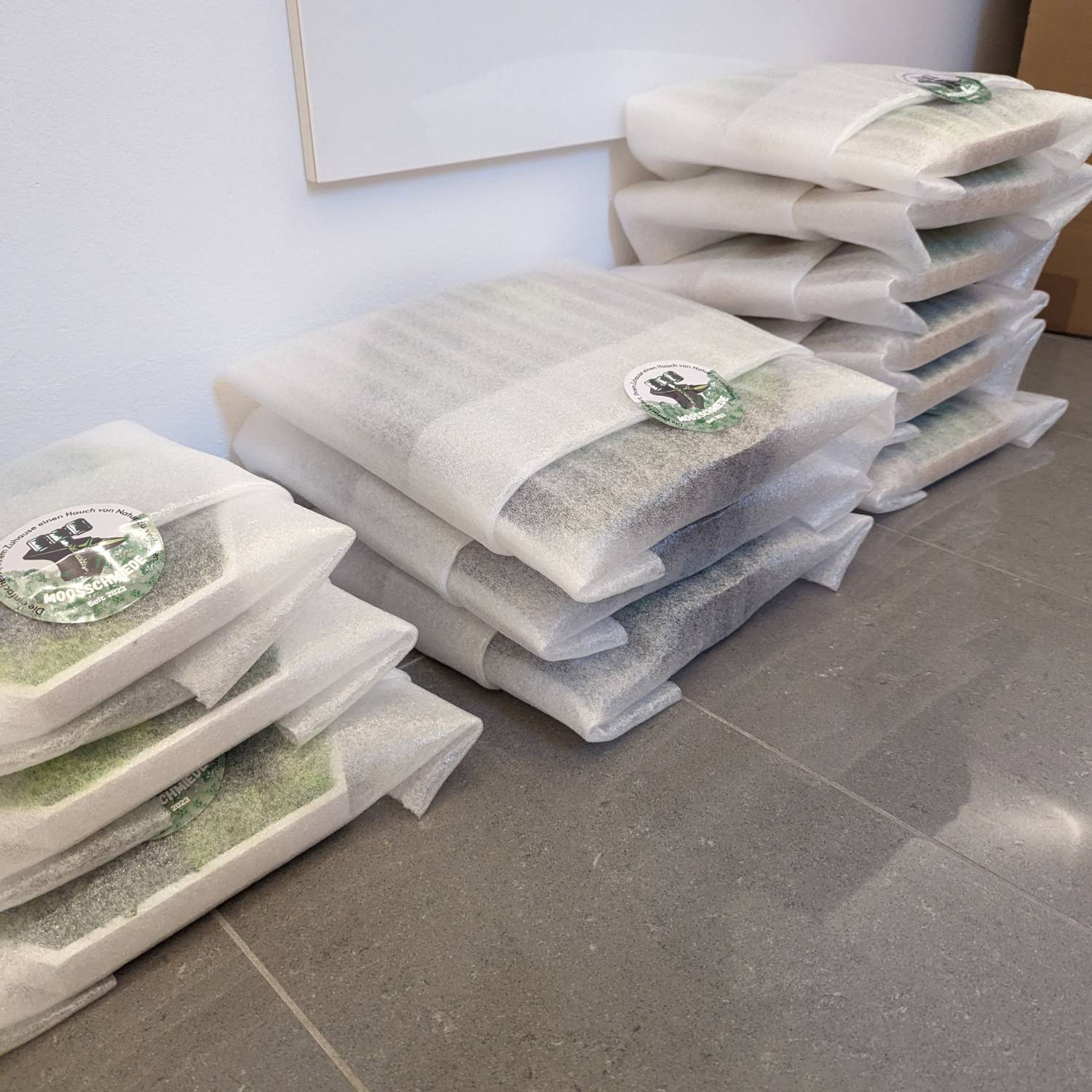 Persönliche Verpackung: Eingepackte Moosbilder, die mit Liebe und Sorgfalt für den sicheren Versand vorbereitet werden.