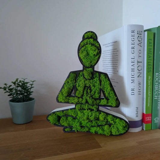 Yoga Dekoration Figur in Meditation | 23cm mit Islandmoos | 3D-Druck | Zen Deko